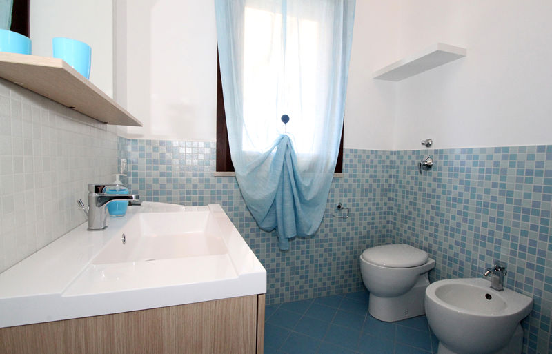 Bathroom with shower in Favignana